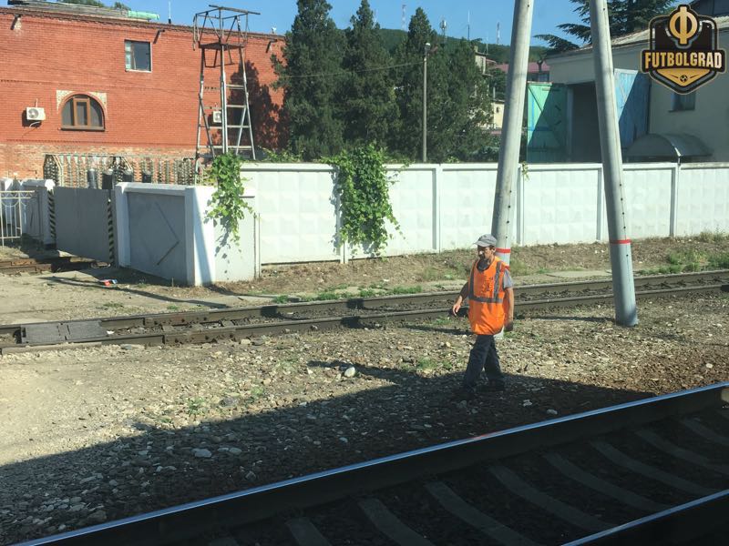 A worker inspecting the train on a stop along the Black Sea coast (Manuel Veth/Futbolgrad Network)