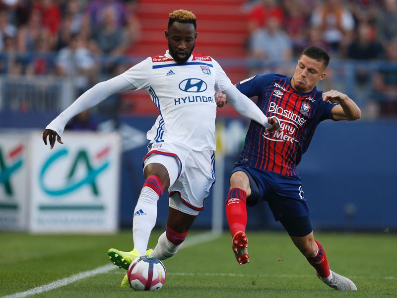 Caen's French defender Frederic Guilbert (R) vies with Lyon's French forward Moussa Dembele (R) during the French L1 football match between Caen (SMC) and Lyon (OL) on September 15, 2018, at the Michel d'Ornano stadium, in Caen, (Photo by CHARLY TRIBALLEAU / AFP)