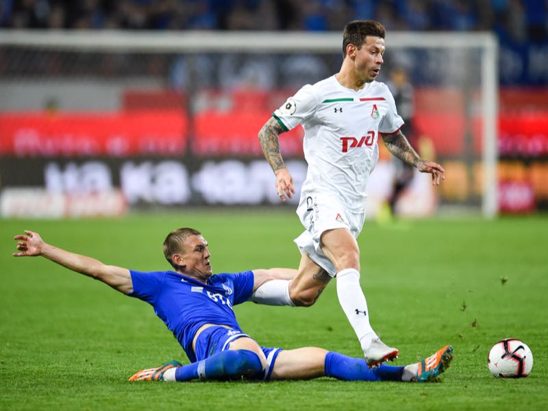 Fedor Smolov (R) of FC Lokomotiv Moscow is challenged by Yevgeni Lutsenko of FC Dinamo Moscow during the Russian Premier League match between FC Lokomotiv Moscow and FC Dinamo Moscow at the RZD Arena Stadium on September 14, 2018 in Moscow, Russia. (Photo by Epsilon/Getty Images)