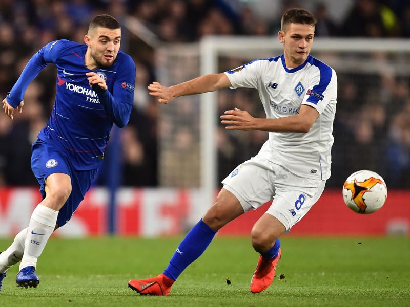 Chelsea's Croatian midfielder Mateo Kovacic (L) vies with Dynamo Kiev's Ukrainian midfielder Volodymyr Shepelyev (R) during the first leg of the UEFA Europa League round of 16 football match between Chelsea and Dynamo Kiev at Stamford Bridge stadium in London on March 7, 2019. (Photo by Glyn KIRK / AFP) 