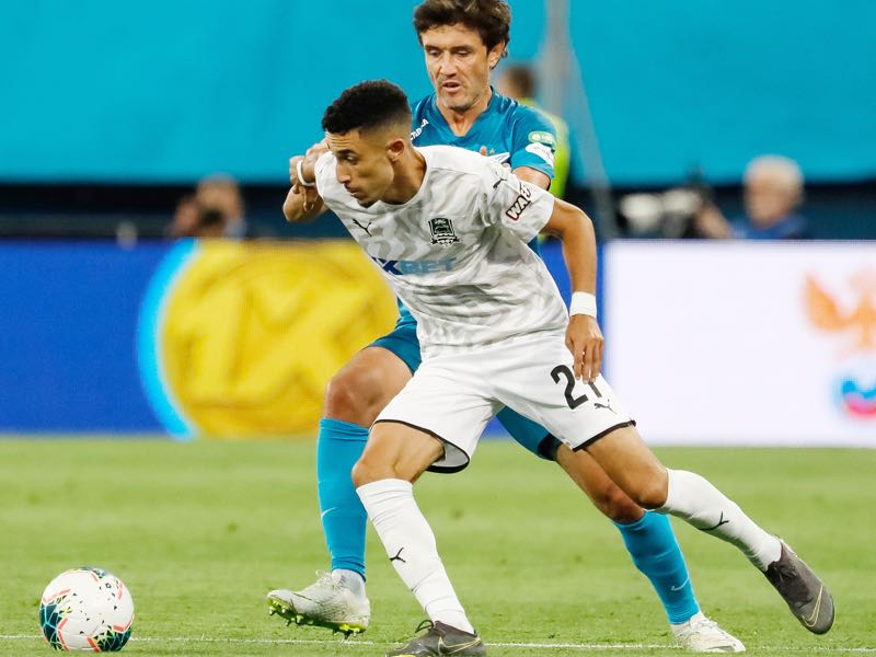 Yuri Zhirkov of FC Zenit Saint Petersburg and Younes Namli (in front) of FC Krasnodar vie for the ball during the Russian Premier League match between FC Zenit Saint Petersburg and FC Krasnodar on August 3, 2019 in Saint Petersburg, Russia. (Photo by Epsilon/Getty Images)