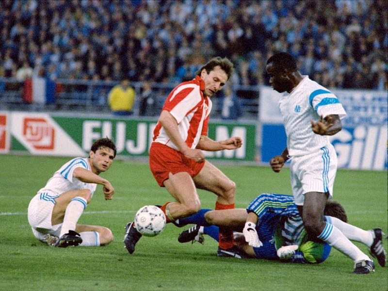 Red Star Belgrade's Dragisa Binic (C) is stopped by French football goalkeeper OM (Olympique de Marseille) Pascal Olmeta (grounded), Basile Boli (R) and Manuel Amoros (L), on May 29, 1991, during the Football European champions cup final match, at the San Nicola stadium in Bari, Italy. / AFP / JACQUES DEMARTHON AND PATRICK HERTZOG 