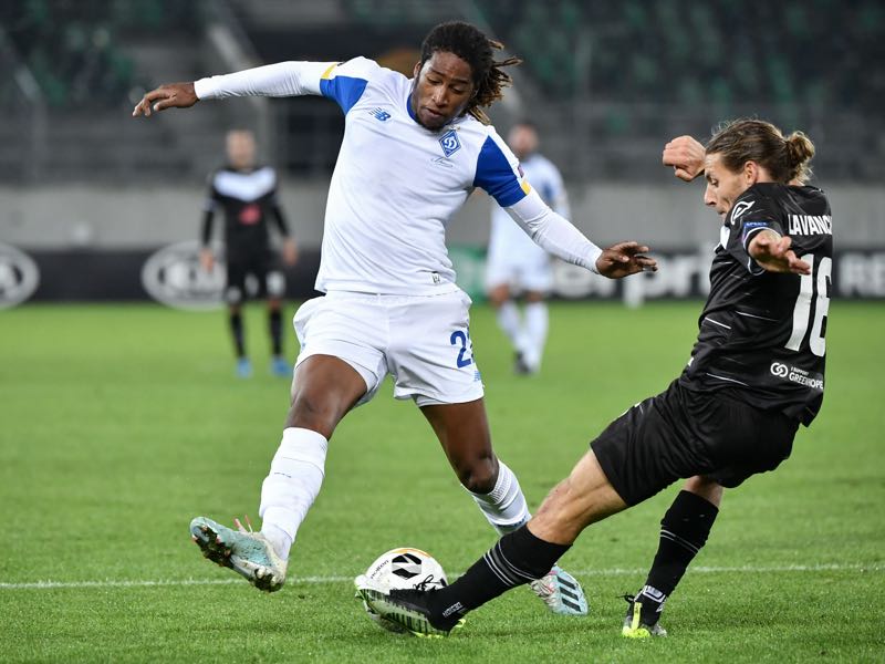 Dynamo Kiev's Luxembourgish midfielder Gerson Rodrigues (L) and FC Lugano's Swiss defender Numa Lavanchy fight for the ball during the UEFA Europa League group B football match between Lugano and Dynamo Kiev at Kybunpark stadium on October 3, 2019 in St. Gallen. (Photo by FABRICE COFFRINI / AFP) 