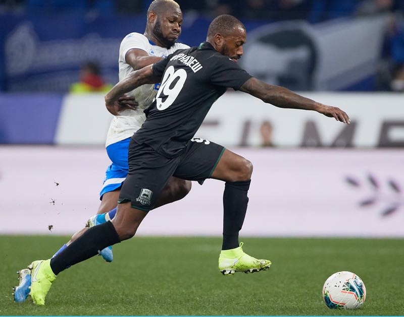 Sylvester Igboun of FC Dynamo Moscow and Manuel Fernandes of FC Krasnodar vie for the ball during the Russian Premier League match between FC Dynamo Moscow and FC Krasnodar at VTB Arena-Central Stadium Dynamo on October 20, 2019 in Moscow, Russia. (Photo by Epsilon/Getty Images)