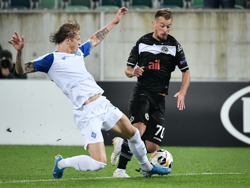 Dynamo Kiev's Ukrainian defender Artem Shabanov (L) challenges with FC Lugano's Swiss midfielder Marco Aratore during the UEFA Europa League group B football match between Lugano and Dynamo Kiev at Kybunpark stadium on October 3, 2019 in St. Gallen. (Photo by FABRICE COFFRINI / AFP)