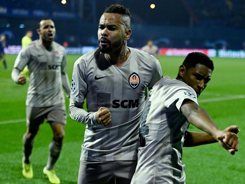 Shakhtar Donetsk's Brazilian midfielder Dentinho (L) celebrates with Shakhtar Donetsk's Brazilian forward Tetê after a goal during the UEFA Champions League Group C football match between GNK Dinamo Zagreb and FC Shakhtar Donetsk on November 6, 2019 in Zagreb. (Photo by Denis LOVROVIC / AFP)
